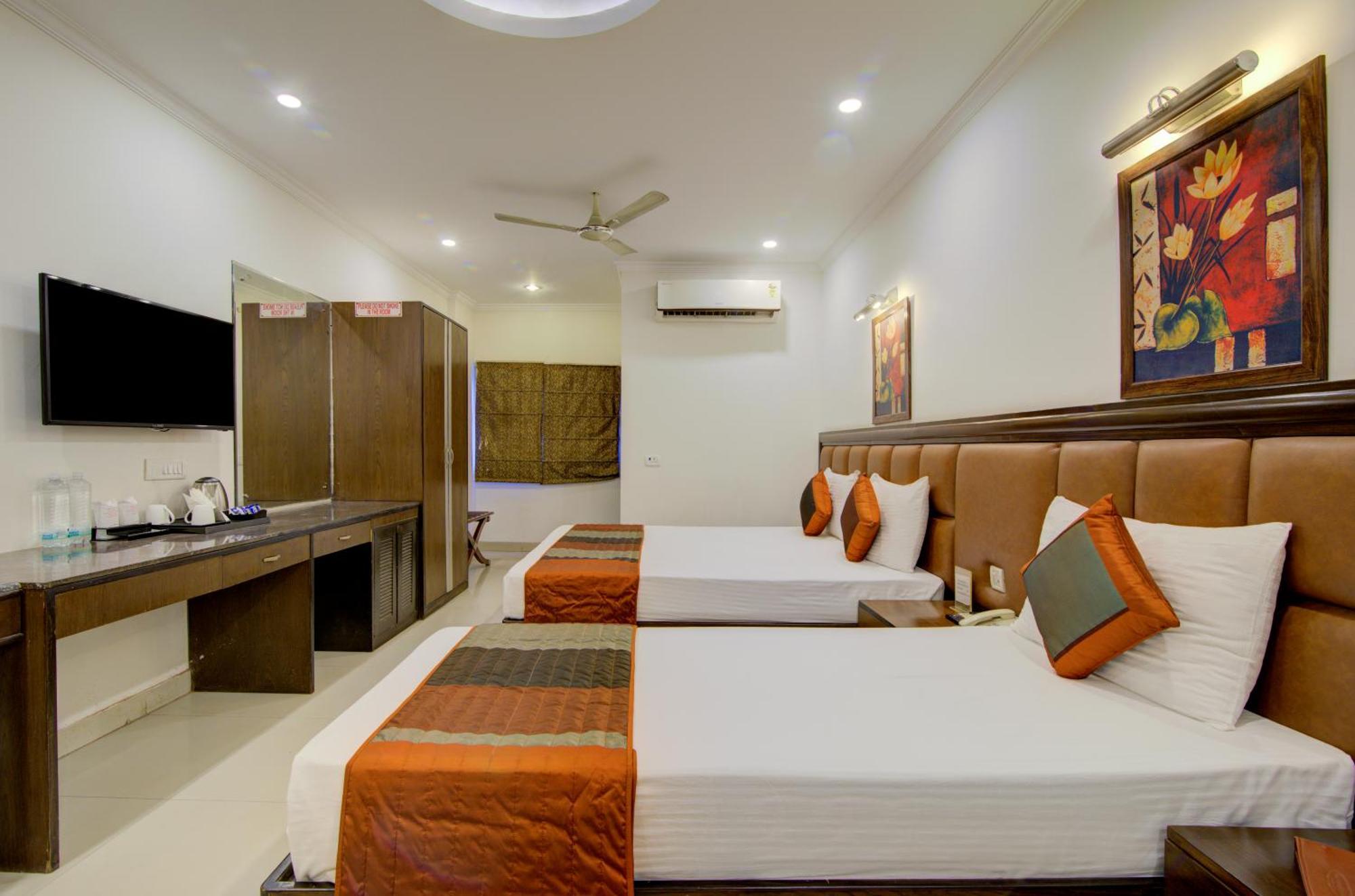 Airport La Sapphire Hotel & Restaurant New Delhi Exterior photo
